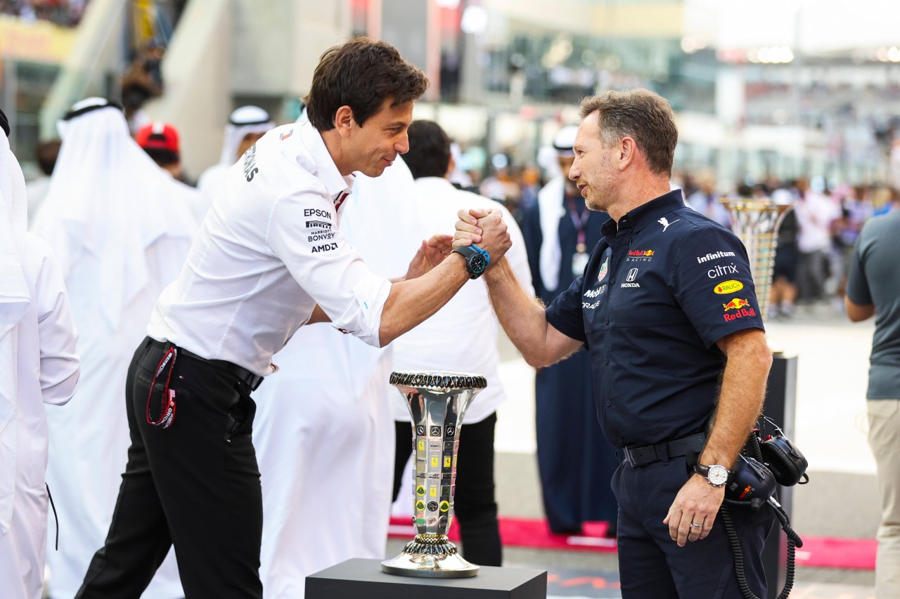 Christian Horner und Toto Wolff sind seit Jahren sportliche Rivalen.