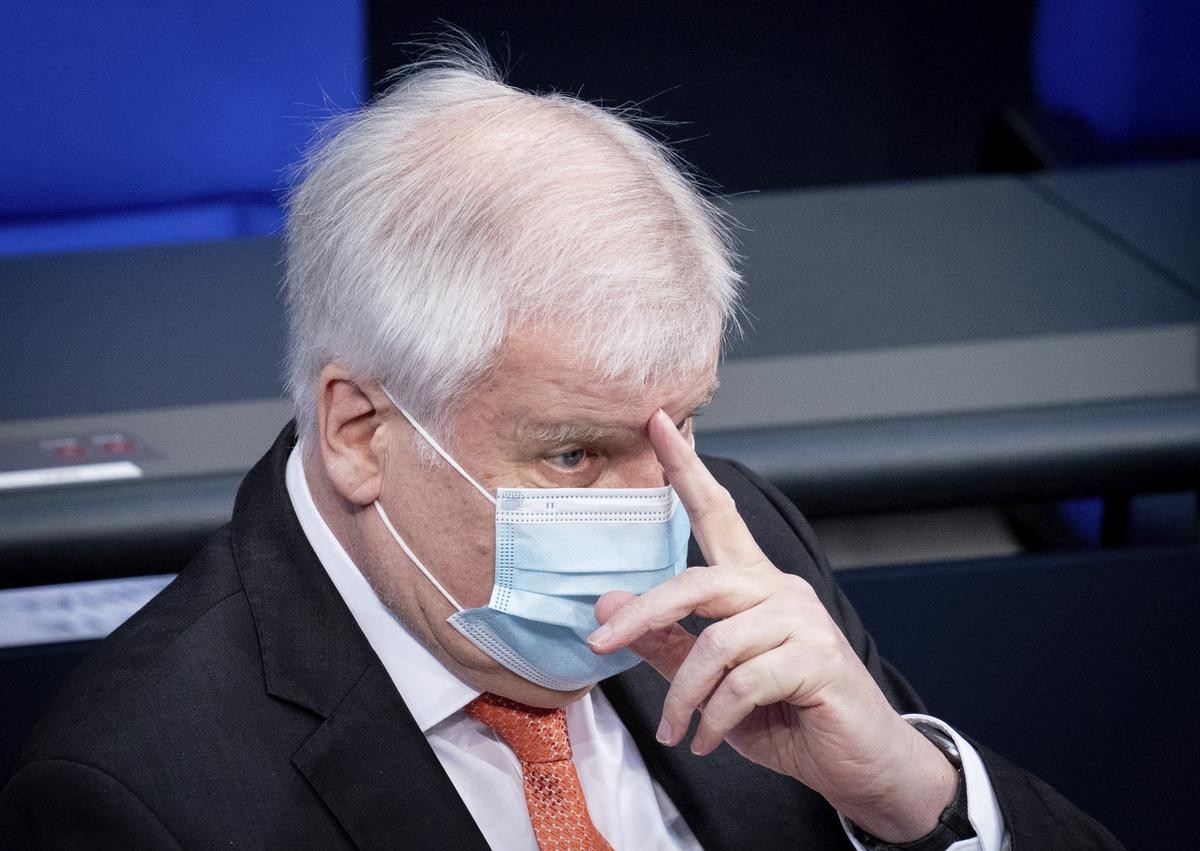 Horst Seehofer hat sich mit Corona infiziert und befindet sich in häuslicher Quarantäne.