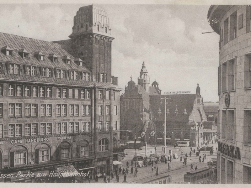 In der Nazizeit schlief sogar Hitler in einem der Betten des Hotels. Zusammen mit Italiens Diktator Mussolini gastierte er hier. Begrüßt wurden die beiden mit dem Banner: „Herzlich Willkommen in der Waffenschmiede des Reiches“.