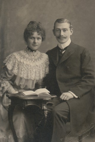 Caspar Stauder mit seiner Frau Johanne im Jahr 1905. Caspar Stauder war ein Sohn von Jacob Stauder und trat sein Erbe im Kriegswinter 1916/17 an. Caspar führte die Brauerei durch die letzten Jahre des Ersten Weltkriegs, die anschließende turbulente Nachkriegszeit und die Wirtschaftskrise Ende der 20er Jahre. 

