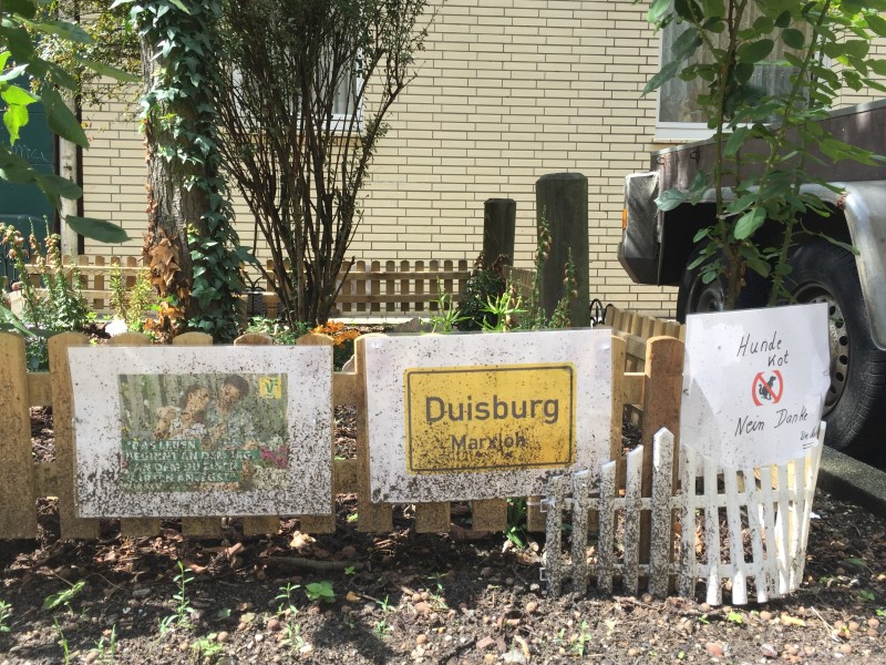 Ein kleiner Zaun mit einem Beet in der Henriettenstraße. Hier steht auch ein Problemhaus, das die Stadt räumen lassen hat.