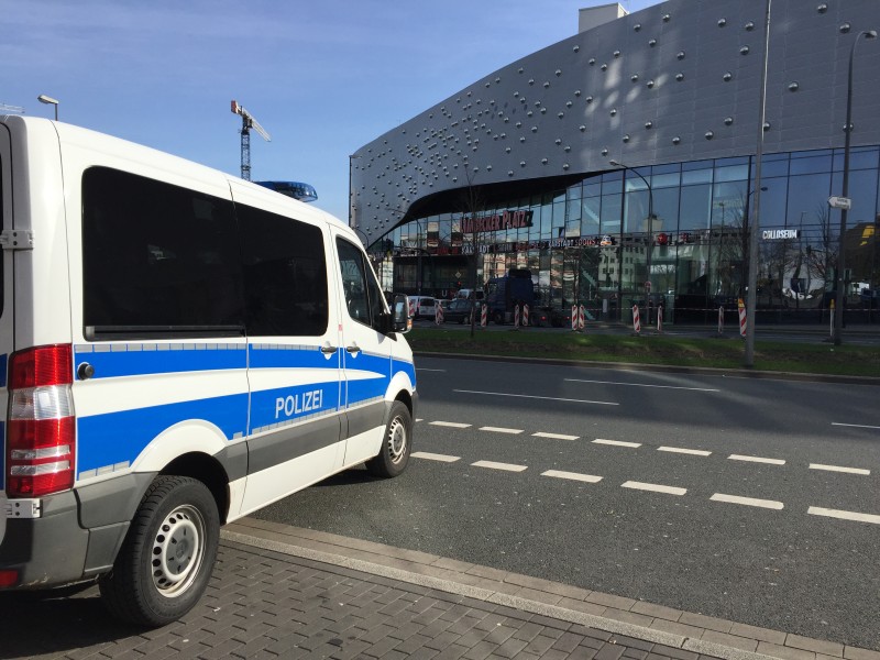 In anderen Einkaufszentren der Region laufe der Betrieb aber normal weiter.