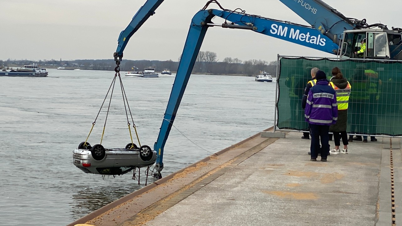 Das Auto konnte aus dem Rhein geborgen werden – drei Menschen sind tot.