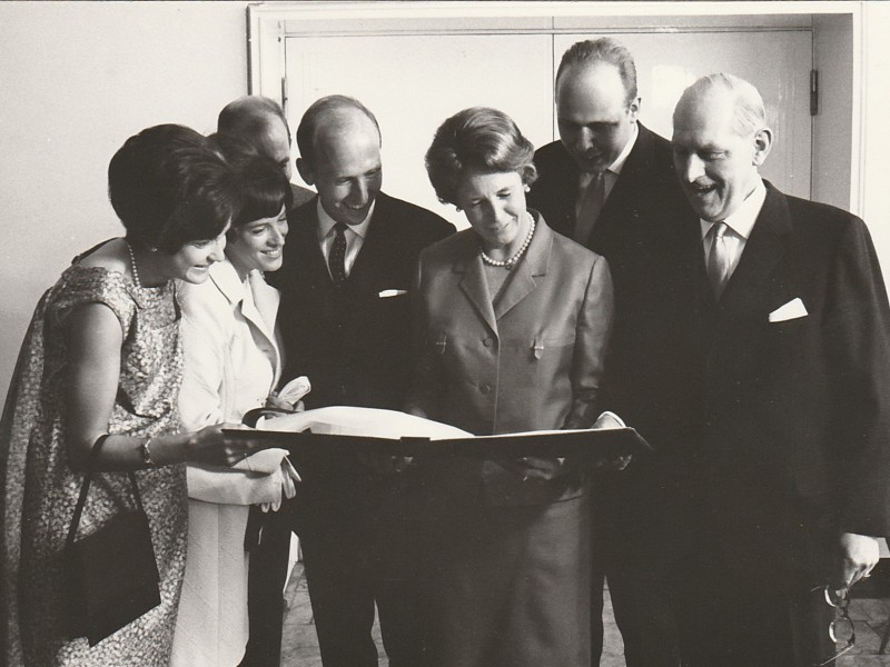 Im Jahr 1967 feierte die Brauerei das 100. Bestehen. Das Foto zeigt den Empfang anlässlich des Jubiläums vor 50 Jahren. Claus und Rolf Stauder übernahmen im Jubiläumsjahr die Leitung der Firma. Sie setzten auf das Motto: „Kleiner, aber feiner“ und versuchten, das Bier in namhaften Hotels und Restaurants zu etablieren. 
