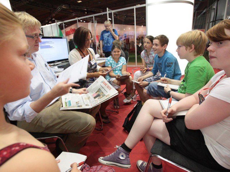 Termin mit der Kinderredaktion: Am Stand der Gläsernen Redaktion auf dem Ideenpark in Essen standen die Redakteure Peter Toussaint und Katrin Martens den kleinen Besuchern Rede und Antwort. Neben einer Redaktionskonferenz stand ein Interview mit Maus-Erfinder Armin Maiwald auf dem Programm.