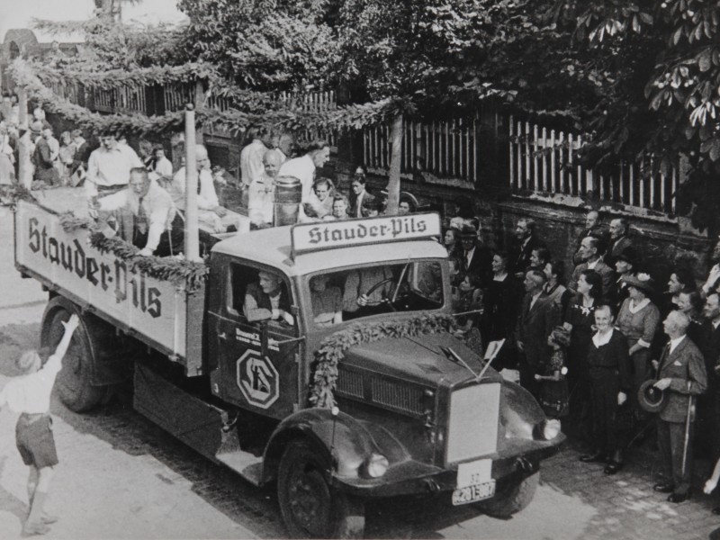 Das 50. Firmenjubiläum im Jahr 1917. Es ist auch das Jahr, in dem Caspar Stauder die Führung der Brauerei übernahm. Er war die dritte Generation an der Spitze des Unternehmens.  