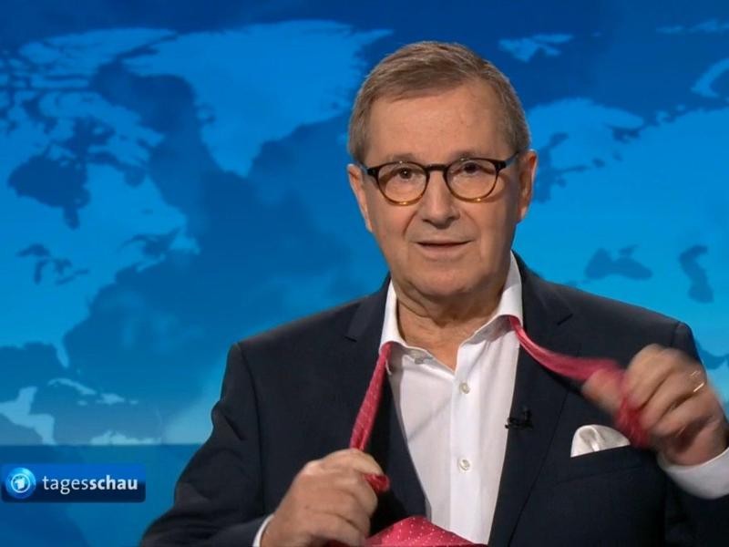 Jan Hofer, Chefsprecher der "Tagesschau", zieht sich nach seiner letzten Nachrichtensendung die Krawatte aus.