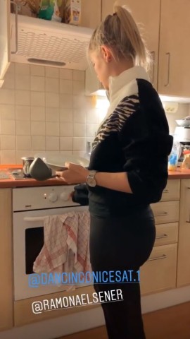 Ramona kocht für Joey Heindle eine leckere Suppe, obwohl es schon spät am Abend ist.