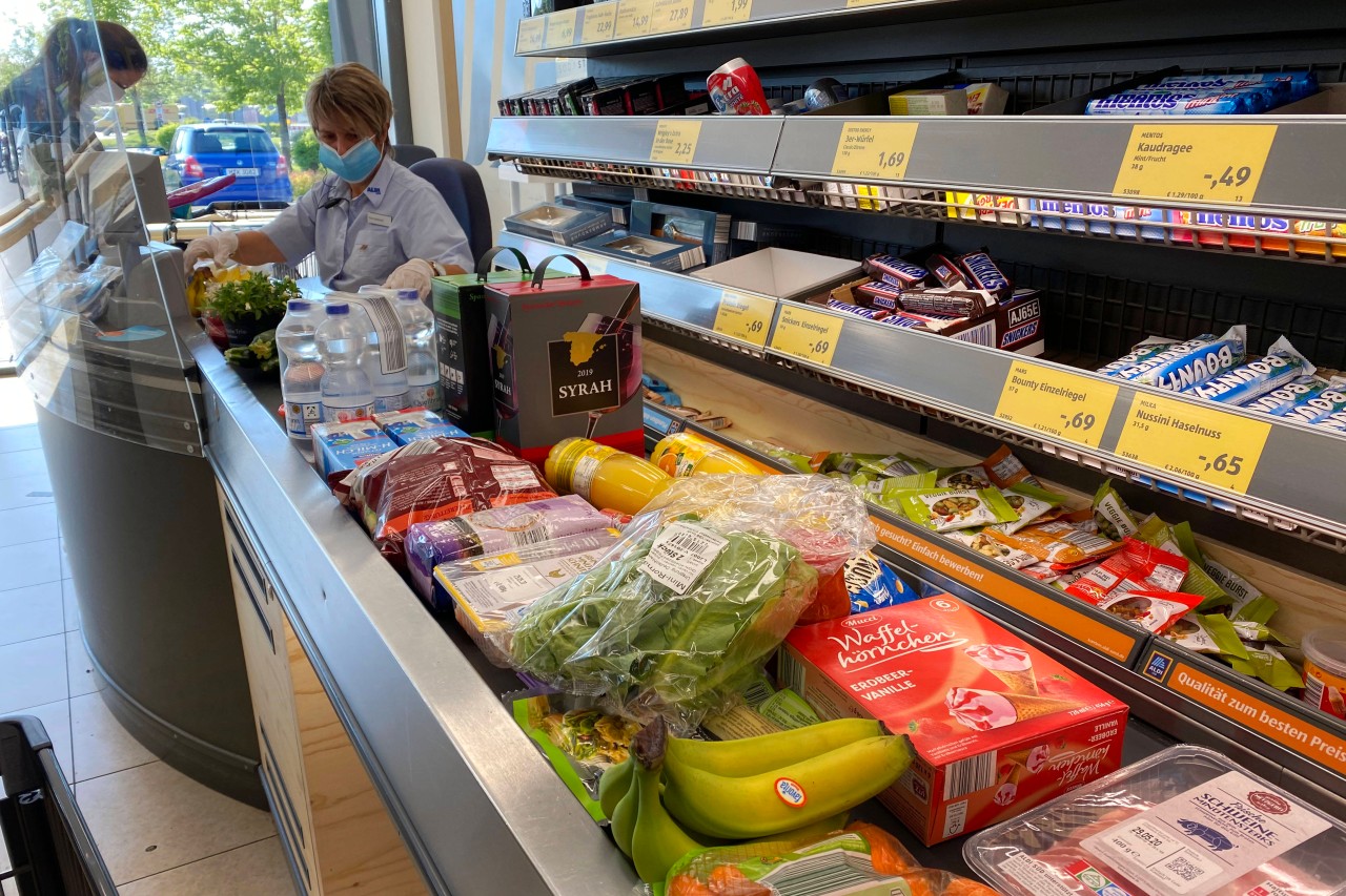 Mehr Abstand zwischen den Produkten sorgt für mehr Zeit beim Einpacken, rät ein Kunde bei Aldi. Die Produkte auf einem Haufen (siehe Bild) sorgen dagegen für Zeitknappheit. (Symbolbild)