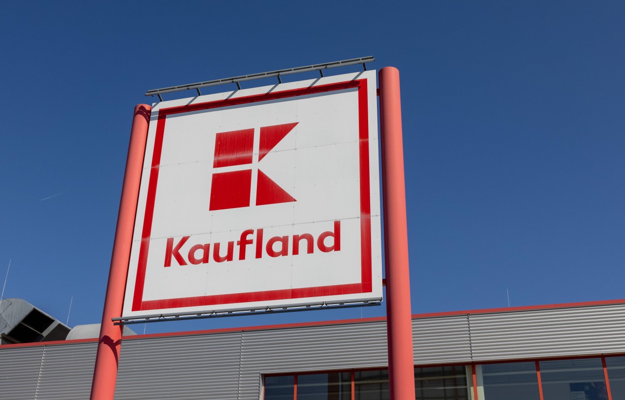 Ein Kaufland-Kunde drängelt sich in der Warteschlange vor, dann eskaliert es.