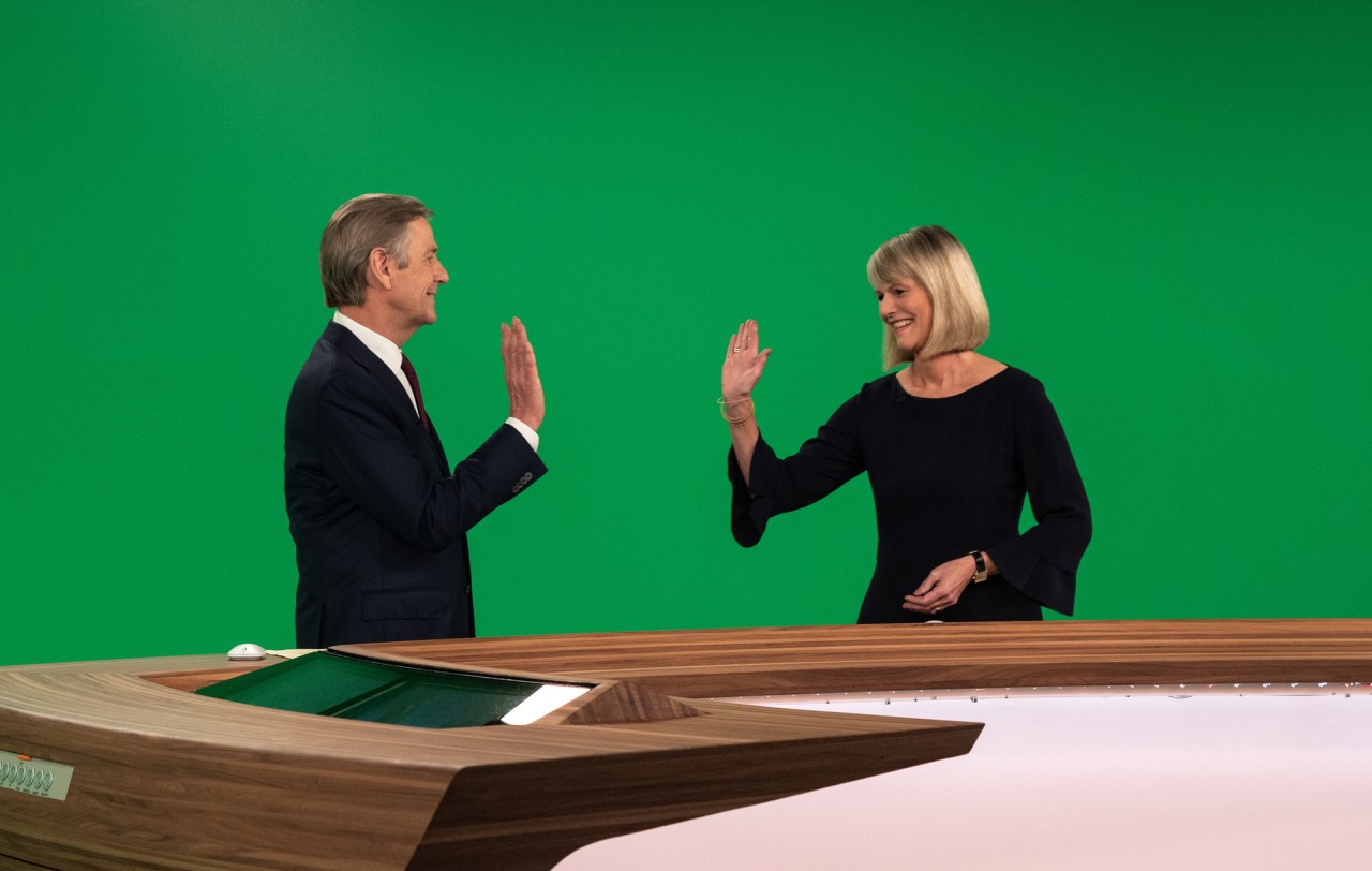 Herzlicher Abschluss nach langer Zusammenarbeit: Claus Kleber und Gundula Gause. 