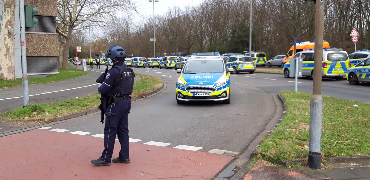 In Köln läuft wegen eines Amok-Alarms an einer Schule ein Großeinsatz der Polizei.