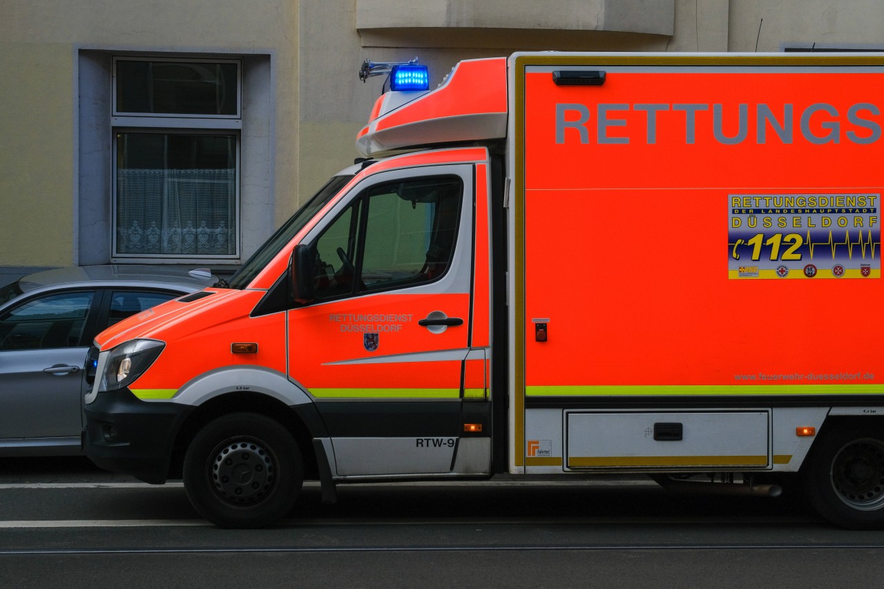 Essen: Ein kleines Mädchen muss nach einem Autounfall schwer verletzt ins Krankenhaus gebracht werden. (Symbolbild)