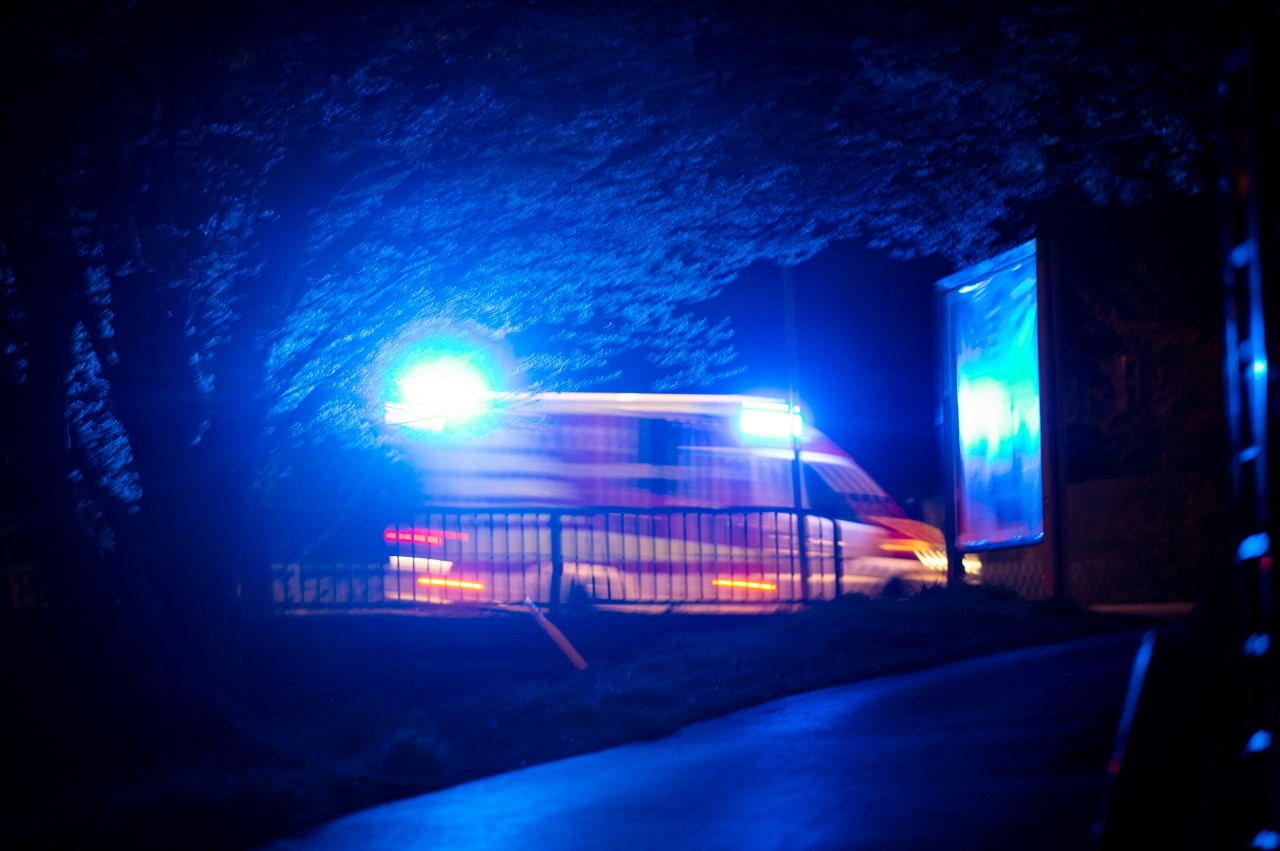 Mülheim: Das Unfallopfer kam nach dem Unglück mit einem Rettungswagen ins Krankenhaus. (Symbolbild)