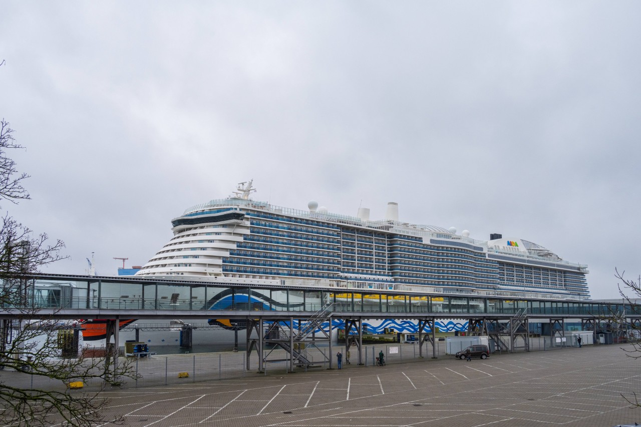 Die „Aida Cosma“ am Ostseekai in Kiel. (Archivfoto)