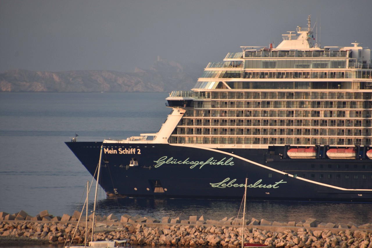 Auf einer Kreuzfahrt mit der "Mein Schiff 2" muss die Crew die Route ändern. 