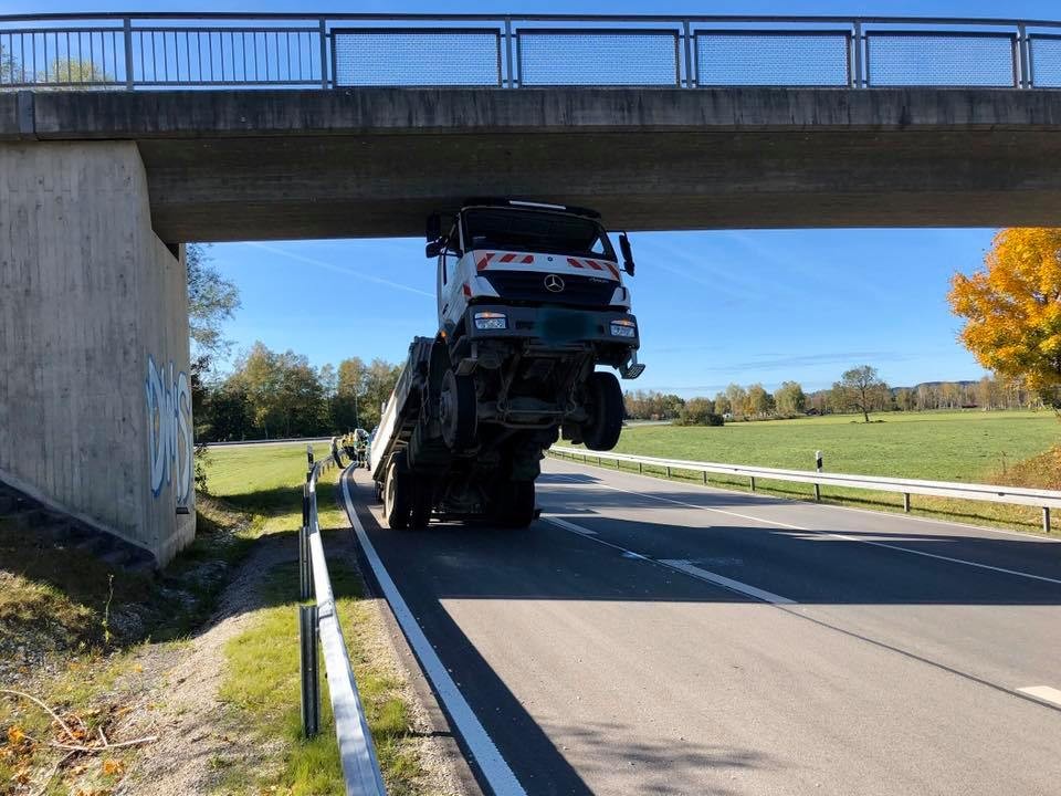 Der Fahrer konnte sein Führerhaus nicht ohne Hilfe verlassen.