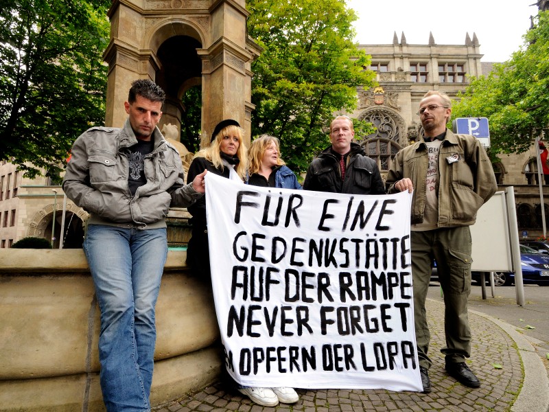 Sechs Tage lang, vom 19. bis zum 24. Juni, hält der Verein  „Never Forget“ vor dem Rathaus eine Mahnwache gegen das Vergessen ab. Die Mitglieder vor Ort unterstützen auch die Abwahlinitiative um ...  