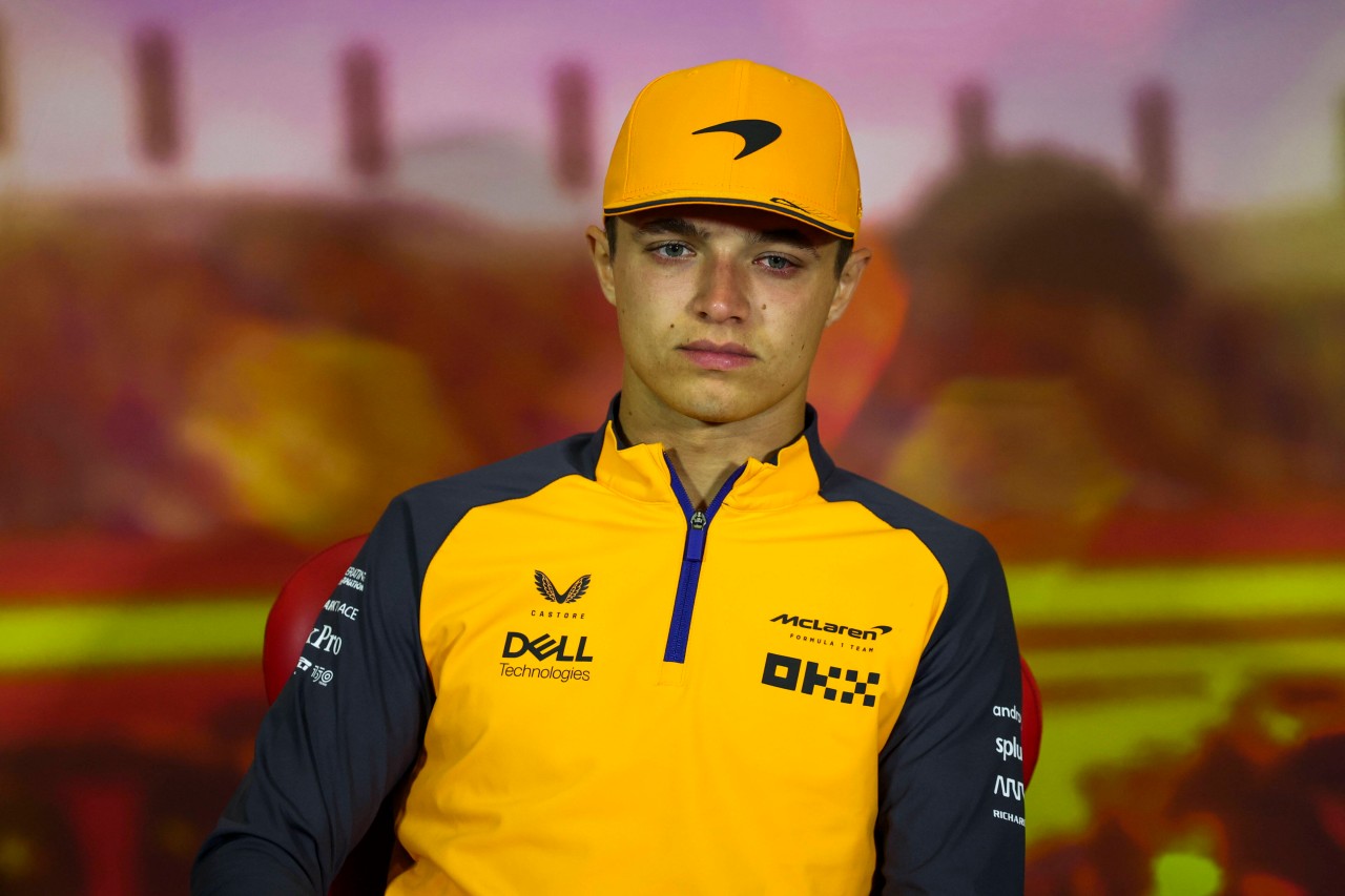 F1-Pilot Lando Norris wirkt angeschlagen.