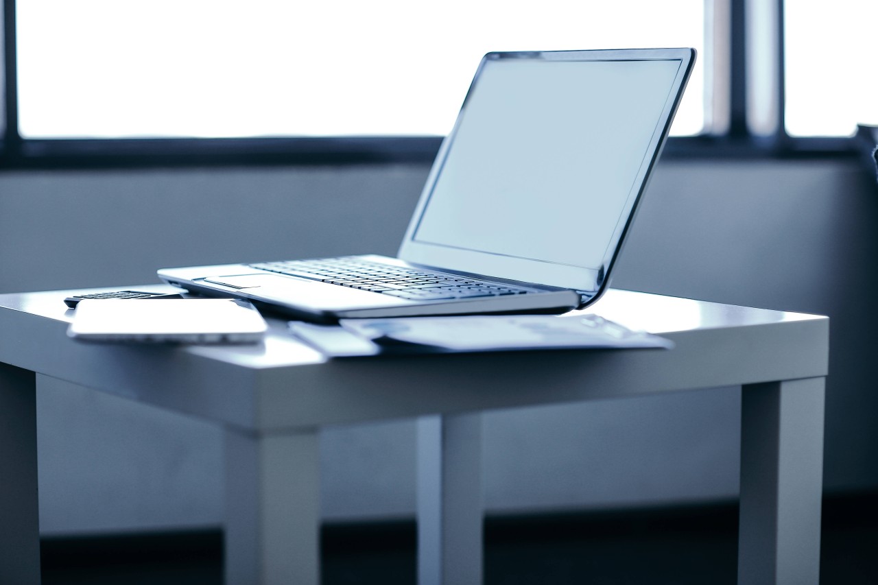 Gelsenkirchen: Ein Berufskolleg kauft Laptops, Tablets, Handys und Kameras – statt benutzt zu werden, liegen die Geräte Monate lang im Keller (Symbolbild).