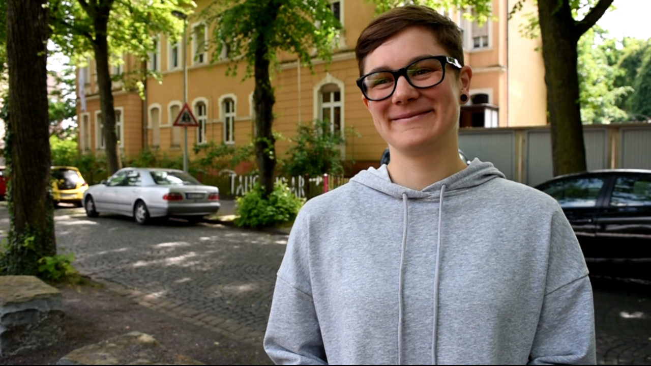 Lena Wiewell ist Leiterin des sozialen Projekts „Tausche Bildung für Wohnen.“ Das Prinzip des Vereins: Junge Erwachsene geben ihre Schulbildung an Kinder weiter. Für die Nachhilfe können sie umsonst in Marxloh wohnen. Über ihre Arbeit steht sie in Kontakt zu vielen Familien, die in prekären Verhältnissen leben.