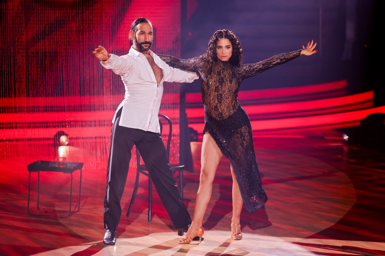 „Let's Dance“: Amira Pocher und Massimo Sinato achten abseits der Bühne auf Abstand.