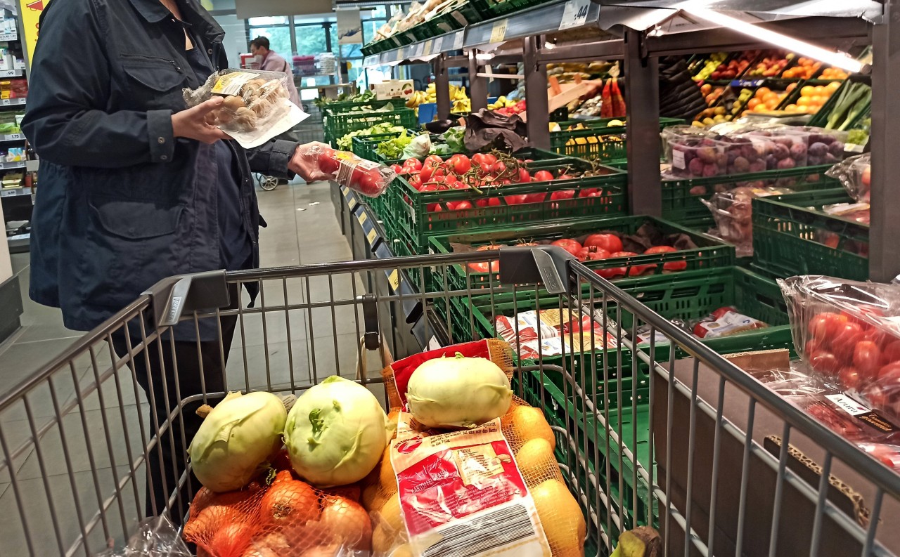 Lidl: Sonst landet nur perfektes Obst und Gemüse im Einkaufwagen, doch ab jetzt können Kunden auch aussortierte Produkte kaufen und vor dem Müll retten. (Symbolbild)