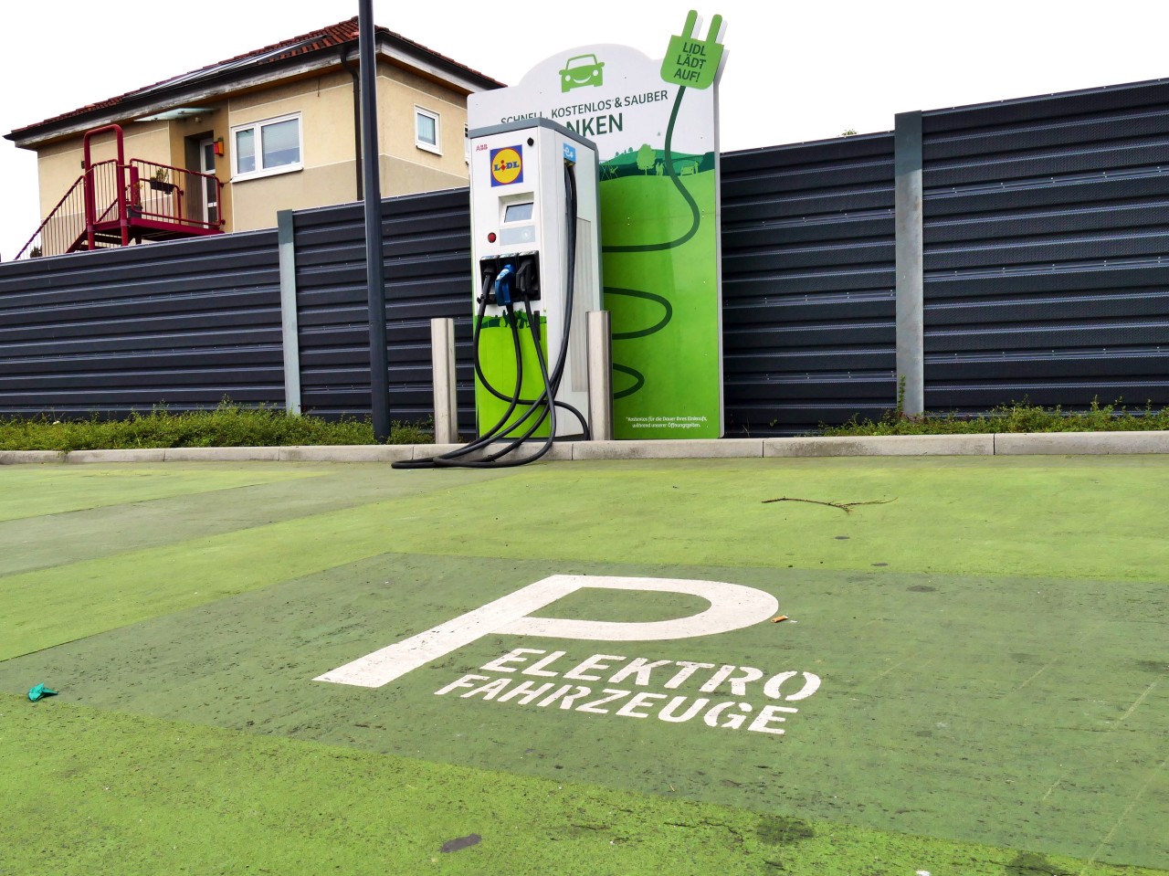 Einige Lidl-Filialen sind bereits mit Elektro-Zapfsäulen ausgestattet, wie hier in Herne. (Archivbild)