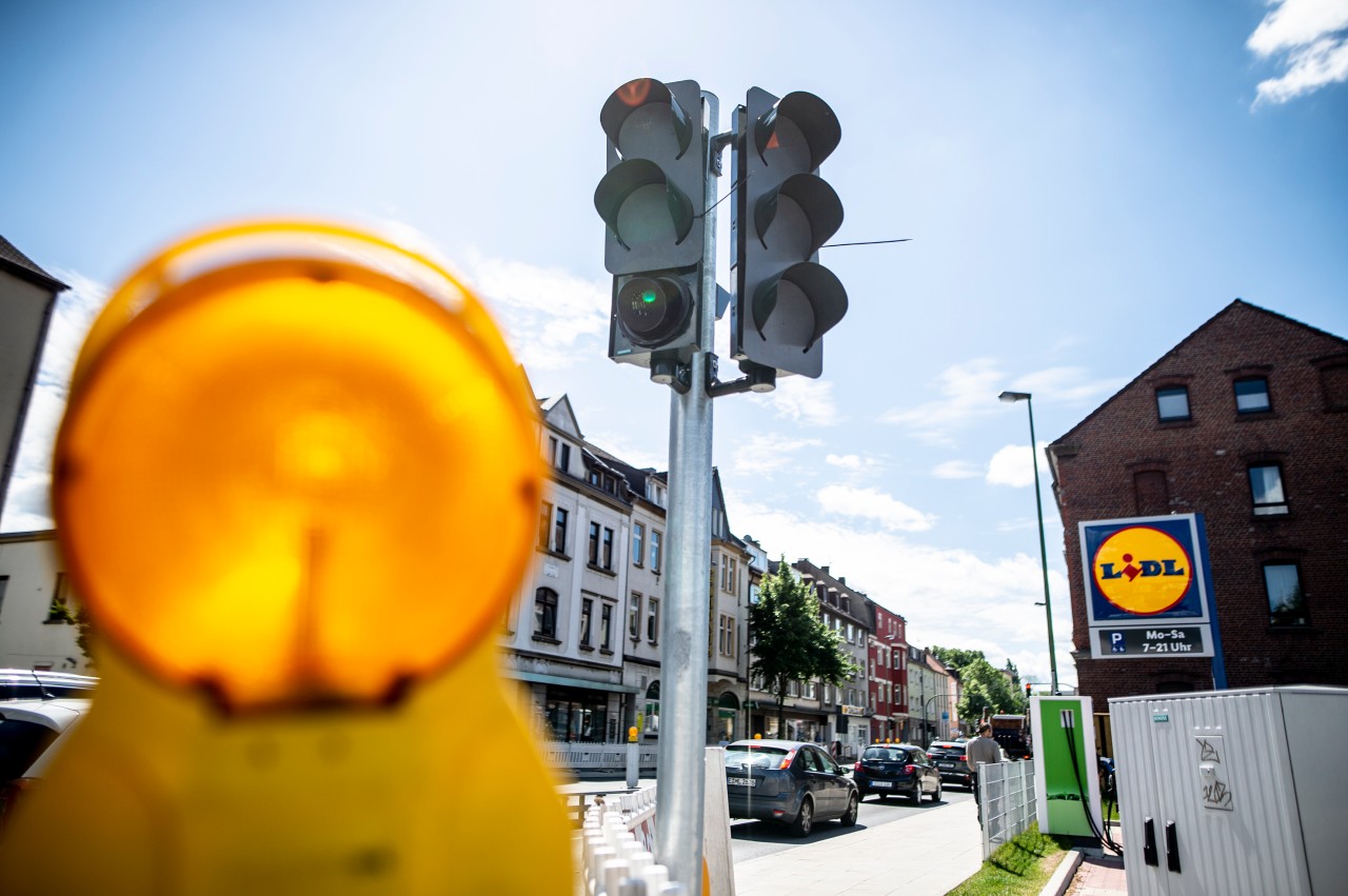 Diese Baustelle vor dem Lidl in Essen nervt Autofahrer und Fußgänger.