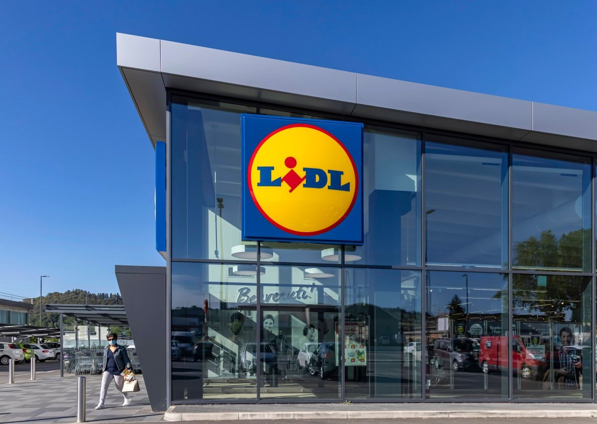 Lidl: Kundin schaut in Werbeprospekt und bekommt einen Lachanfall.