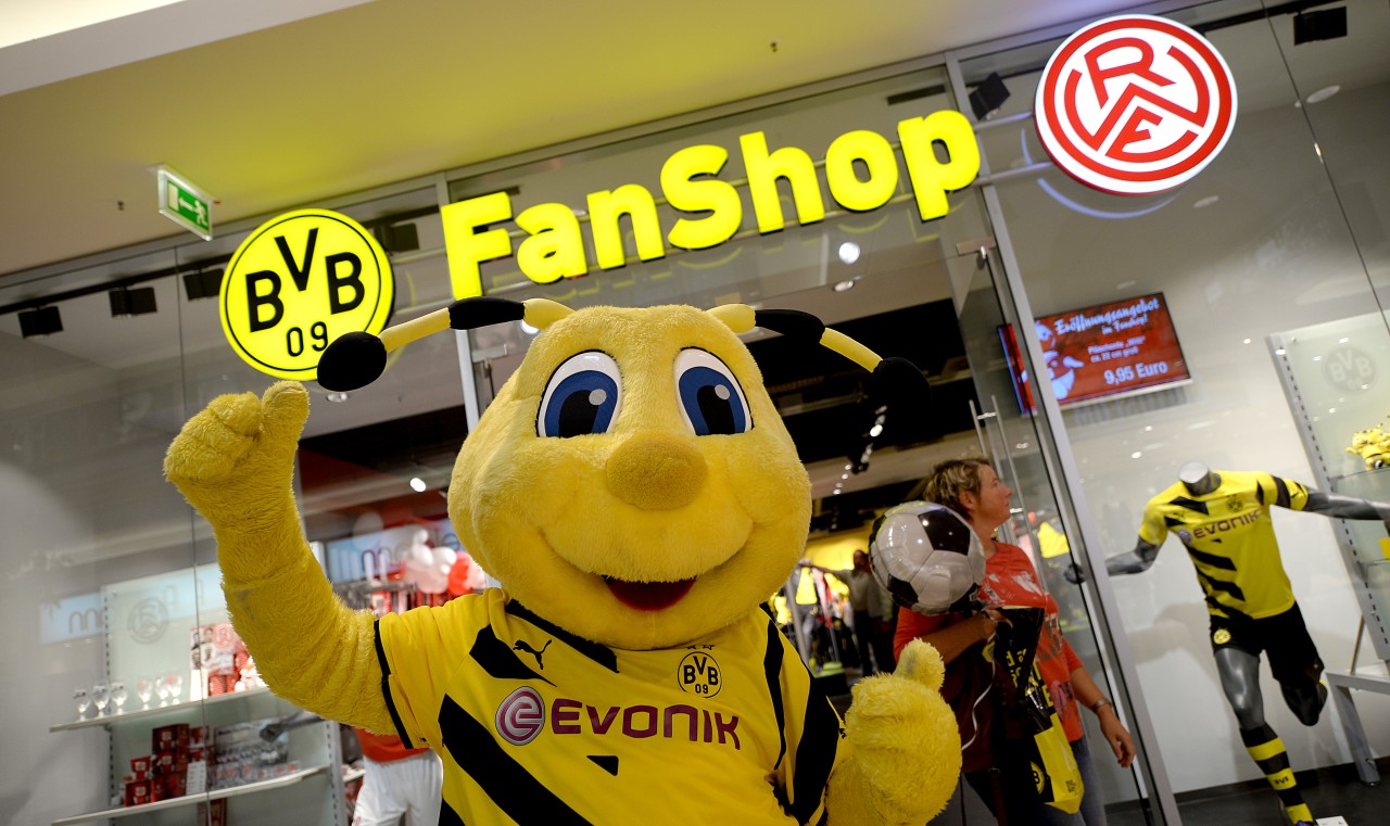 BVB-Maskottchen Emma vor dem gemeinsamen Fanshop von RWE und der Borussia.