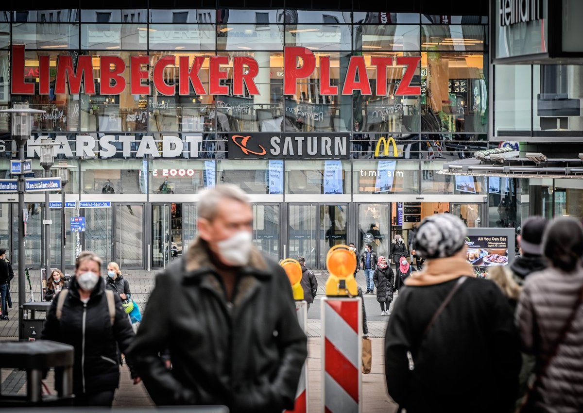 Limbecker Platz in Essen menschen.jpg