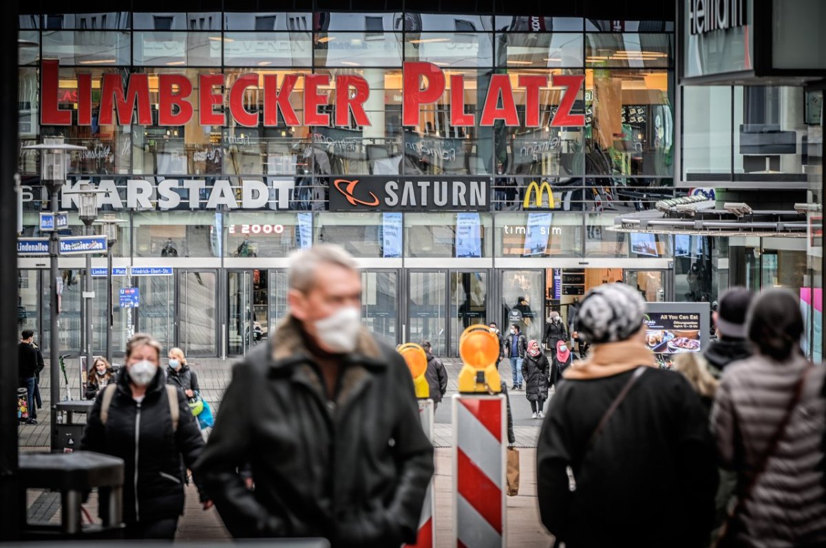 Limbecker Platz in Essen menschen.jpg