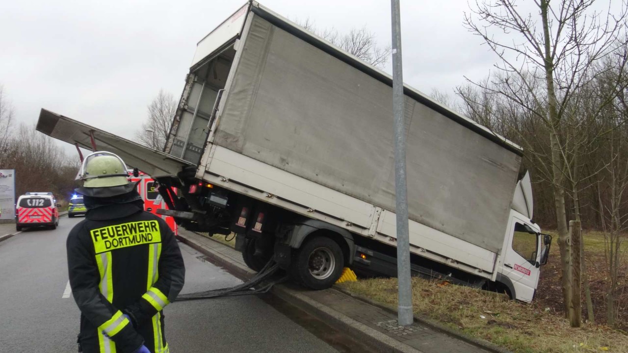 In Dortmund ist am Dienstagmorgen ein Lkw einen Abhang heruntergerollt.