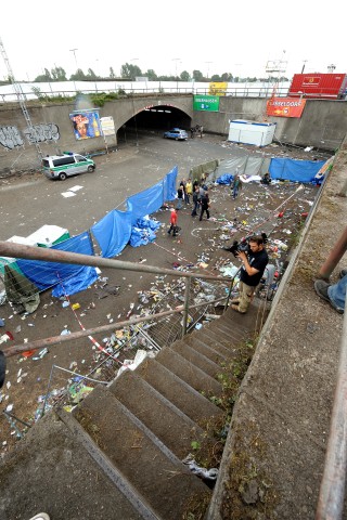 Wie Stadtdirektor Peter Greulich bei einem Besuch des Tunnels am 23. Juli 2011 der NRZ berichtet, soll nach den Vorstellungen der Stadt die Treppe (im Bild am 25. Juli 2010) und ein schmaler Streifen zwar erhalten bleiben, aber nicht den Charakter einer öffentlichen Gedenkstätte haben. Der Unglücksort solle zwar zu sehen sein, aber nicht jedermann offen stehen. 