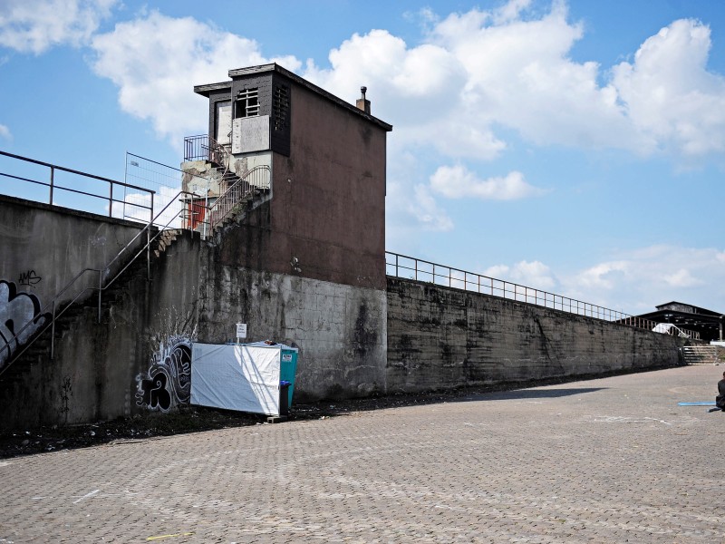 Am 30. Mai befasst sich der Duisburger Stadtrat mit der Petition der Angehörigen der Todesopfer zum Unglücksort. Die Bitte, den Ort zu erhalten (im Bild: die Rampe am 27. Juli 2010), stößt auf Verständnis. 