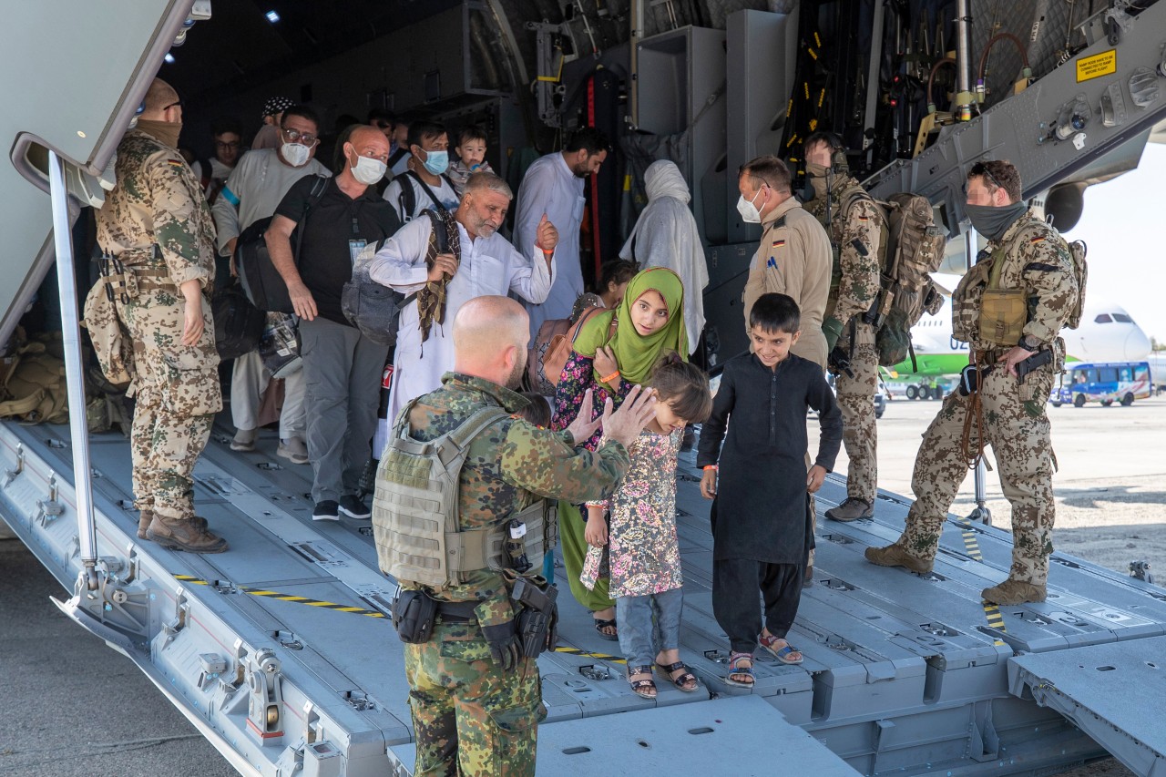 Kurz nach der Landung werden die Evakuierten von deutschen Sicherungskräften aus dem Airbus A400M geleitet. 