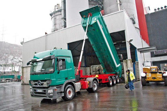 Im benachbarten Krafwerk wird Schlamm gekippt.