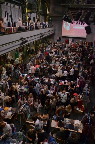 Wühlen zwischen Bergen an Klamotten: So voll kann es dann schon mal beim Mädelskram in der Weststadthalle in Essen werden. 