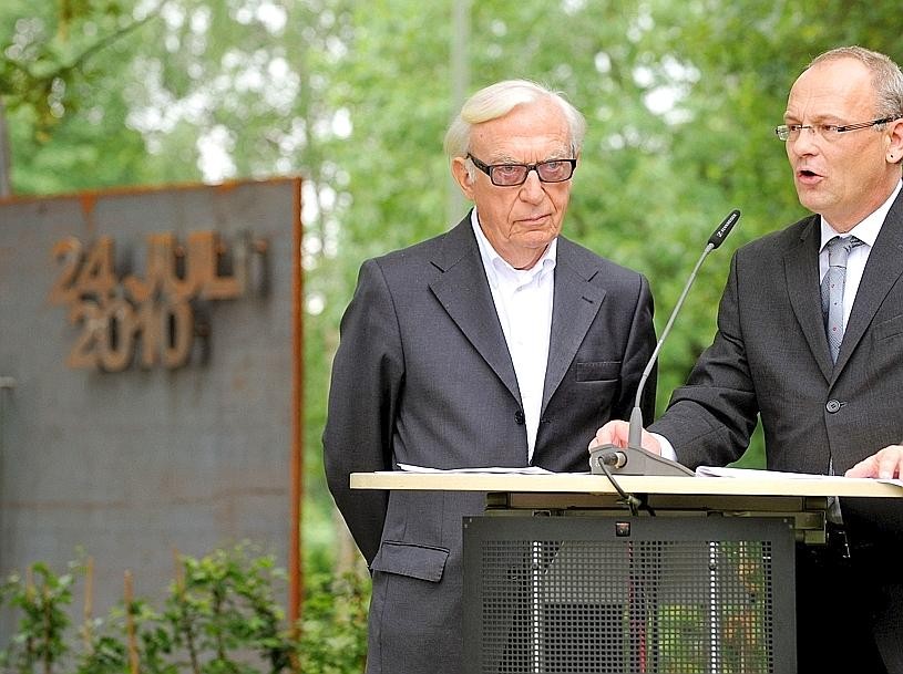 ... gehört nicht zu ihnen. Während Alt-OB Josef Krings (links) und Hermann Kewes von der Initiative zur Einweihung sprechen, verleiht Sauerland in der Oper Preise an junge Musiker. Dort erklärte er in seiner Rede, ...