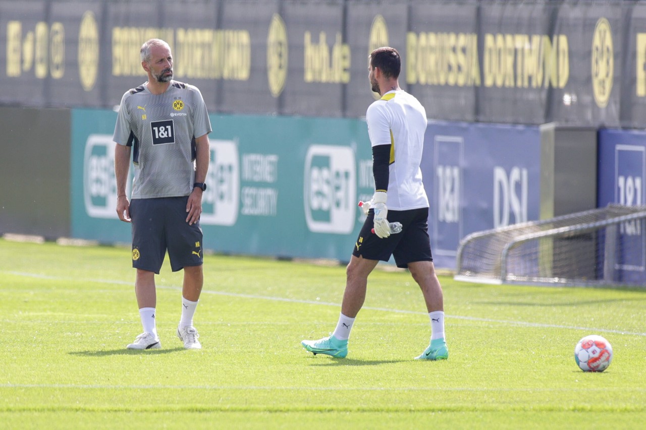 Trotz seiner Wertschätzung setzt Trainer Marco Rose (links) lieber auf den Youngster. Roman Bürki (rechts) zieht dabei den Kürzeren.