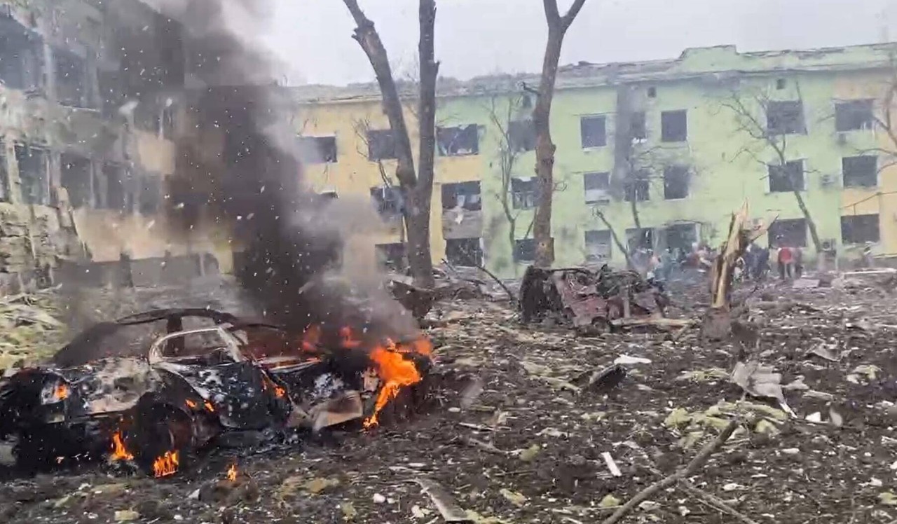 Mariupol: Wo einst eine Geburtenklinik stand, stehen nur noch Trümmer.