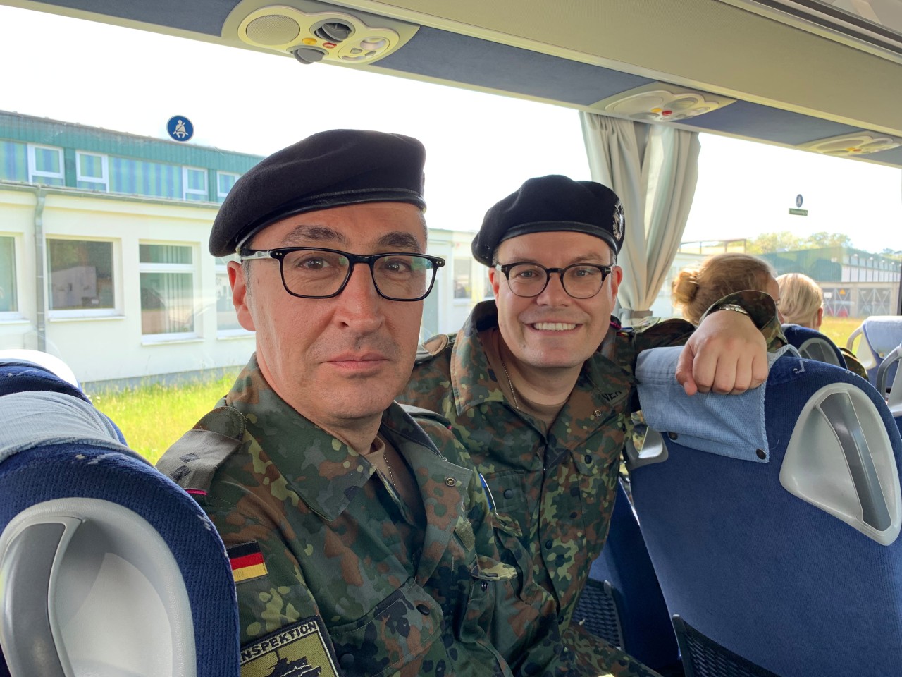 Die Grünen-Politiker Cem Özdemir und Tobias Lindner in Uniform. 