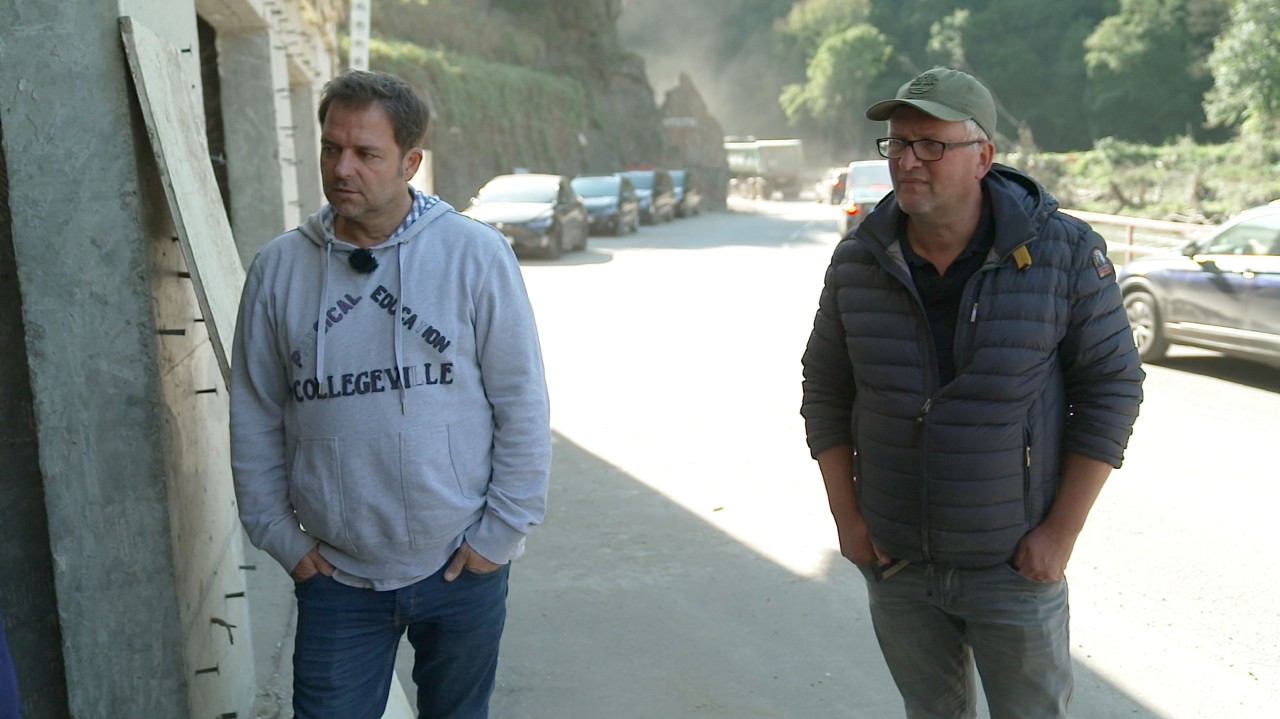 Martin Rütter und Landwirt Markus Wipperfürth besuchen die Flutopfer im Ahrtal.