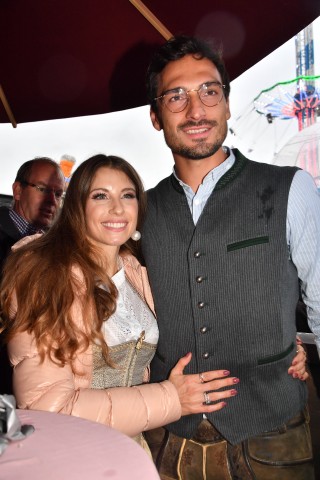 BVB-Star Mats Hummels und seine Frau Cathy, hier beim Oktoberfest 2019, haben ein gemeinsames Kind zusammen.