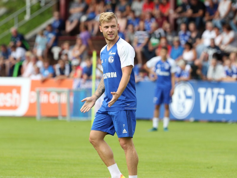 Nachdem Max Meyer Anfang Juni seine Vertragsverlängerung beim FC Schalke 04 (vorerst) ausschlug, schossen die Wechselgerüchte wie Pilze aus der Erde. „The Sun“ berichtet nun, dass sowohl der FC Arsenal als auch Tottenham Hotspur an dem Offensiv-Star interessiert sind. Meyer selbst stellte in der „Sport Bild“ jedoch klar: „Ich bin völlig offen, was meine Zukunft angeht. Stand jetzt ist Ruhe eingekehrt. Mal sehen was passiert. Dass ich auf jeden Fall gehen möchte, ist nicht der Fall. Denn ich habe nie gesagt, dass ich den Verein wechseln will – geschweige denn diesen Sommer. Ich habe nur den Vertrag nicht verlängert.“