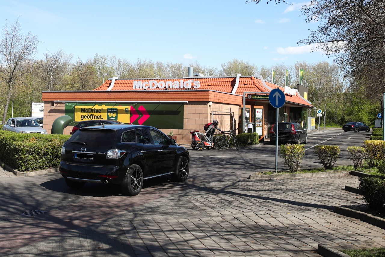 Eine verrückte Szene gab es vor einem McDonald's in Berlin-Neukölln.