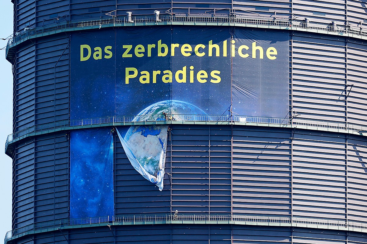 Oberhausen: Ein neues Plakat wird am Gasometer angebracht. 