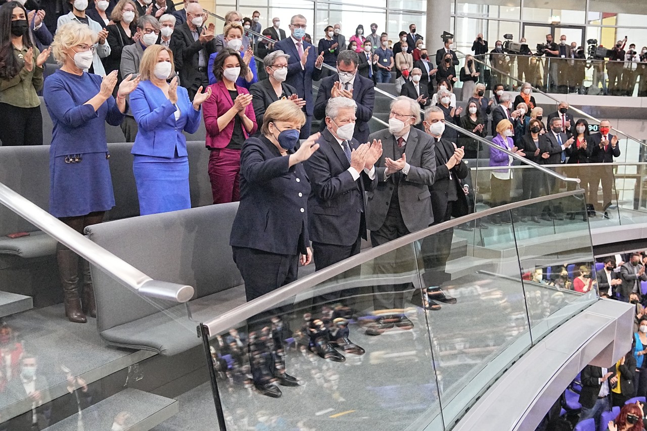 Angela Merkel auf der Ehrentribüne des Bundestag bei der Wahl von Olaf Scholz.