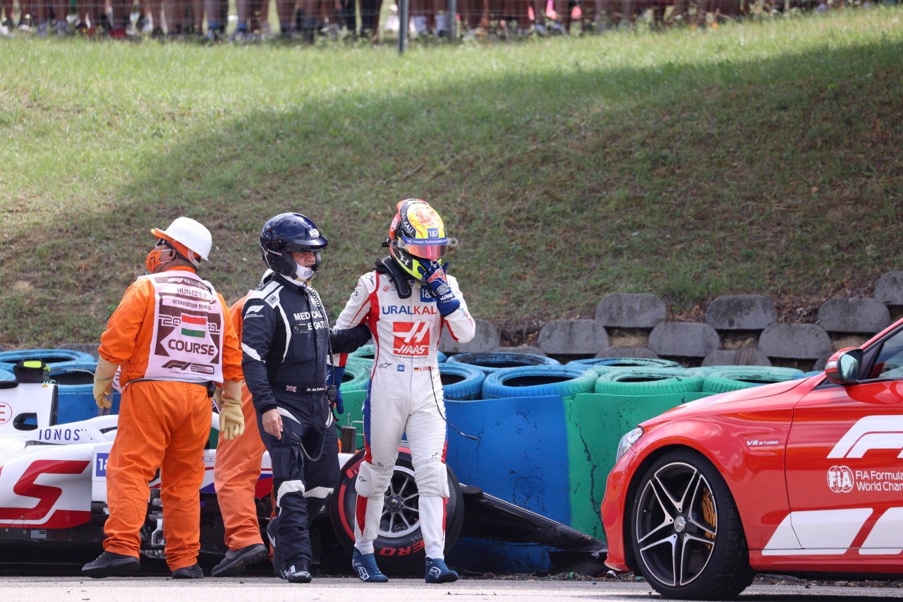 Mick Schumacher setzte sein Auto in den Reifenstapel.